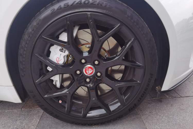 Used Jaguar F-TYPE 2018 3.0 SC Hardtop Version Right Front Wheel Hub