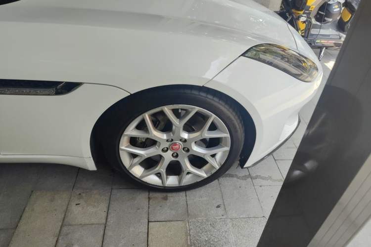 Used Jaguar F-TYPE 2018 3.0 SC Hardtop Version Right Front Wheel Hub