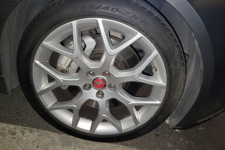 Used Jaguar F-TYPE 2019 3.0 SC Convertible Edition Right Front Wheel Hub