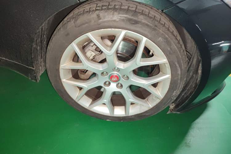 Used Jaguar F-TYPE 2019 2.0T Convertible Edition Right Front Wheel Hub