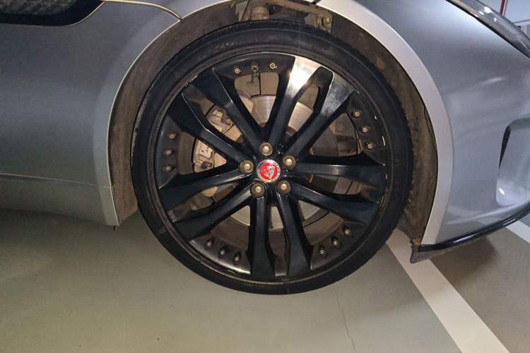 Used Jaguar F-TYPE 2019 2.0T Hardtop Version Right Front Wheel Hub