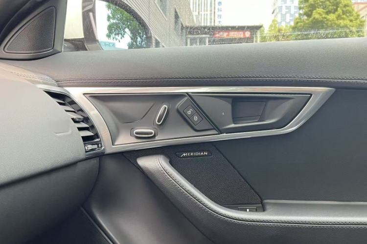 Used Jaguar F-TYPE 2019 3.0 SC Hardtop Version Interior 5