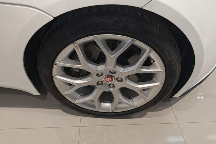 Used Jaguar F-TYPE 2019 2.0T Convertible Edition Right Front Wheel Hub