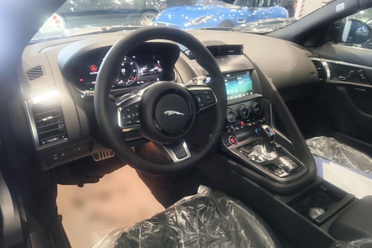 Used Jaguar F-TYPE 2021 P380 All-Wheel-Drive R-Dynamic Hardtop Version Center Console