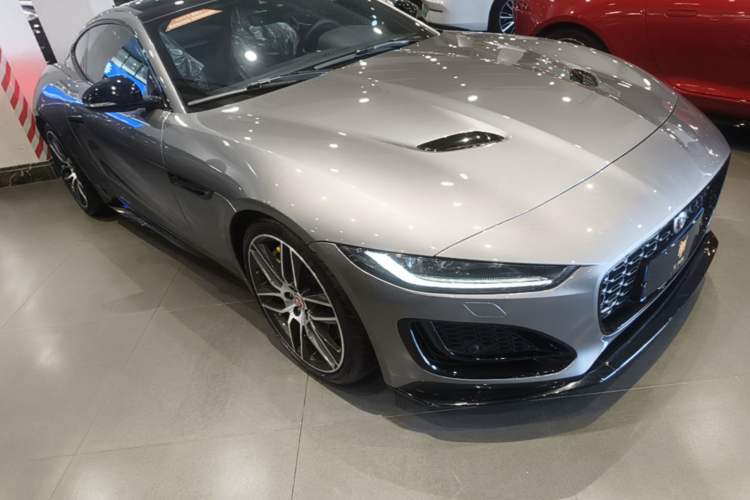 Used Jaguar F-TYPE 2021 P380 All-Wheel-Drive R-Dynamic Hardtop Version Front Right 45 Deg