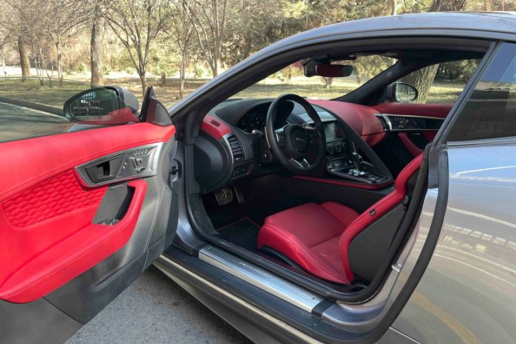 Used Jaguar F-TYPE 2021 P300 Rear-Drive First Edition Hardtop Version Interior 6