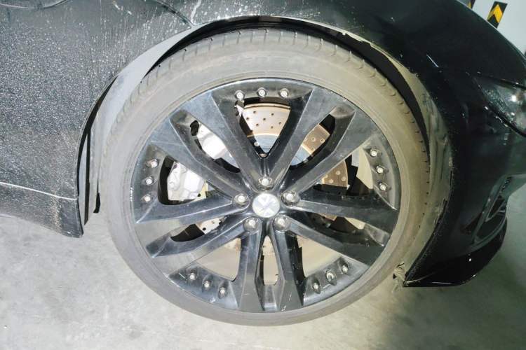 Used Jaguar F-TYPE 2021 P300 Rear-Drive First Edition Hardtop Version Right Front Wheel Hub