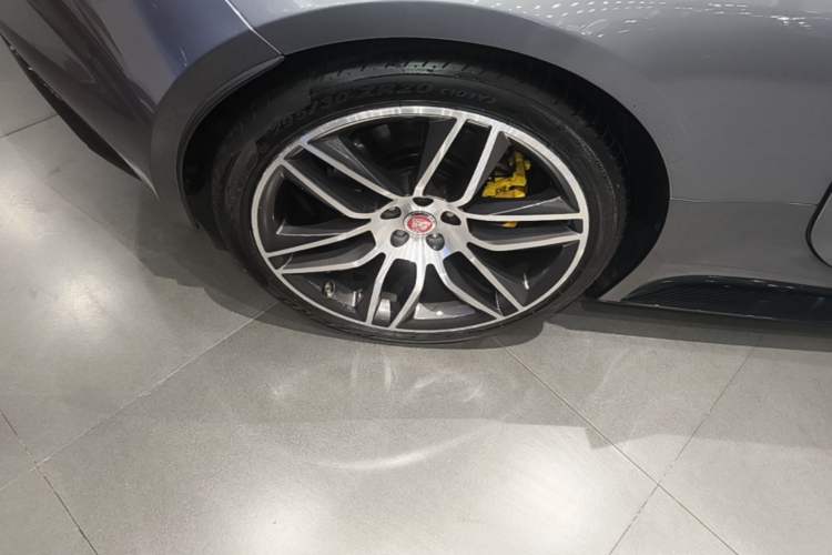 Used Jaguar F-TYPE 2021 P380 All-Wheel-Drive R-Dynamic Hardtop Version Right Rear Wheel Hub