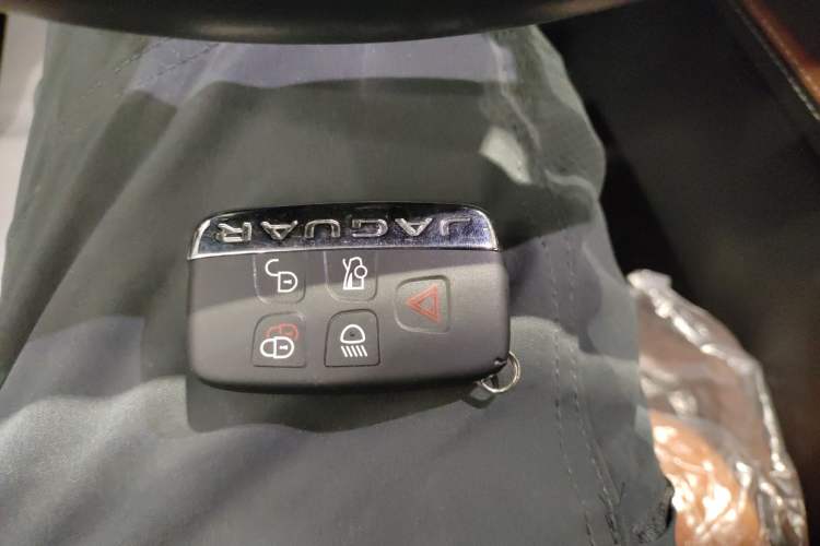 Used Jaguar F-TYPE 2021 P380 All-Wheel-Drive R-Dynamic Hardtop Version Interior 1