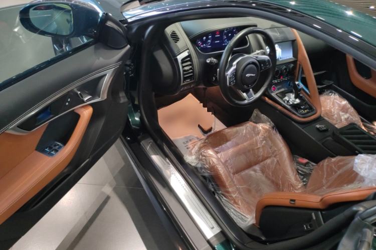 Used Jaguar F-TYPE 2021 P380 All-Wheel-Drive R-Dynamic Hardtop Version Interior 3