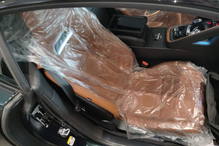 Used Jaguar F-TYPE 2021 P380 All-Wheel-Drive R-Dynamic Hardtop Version Right Front Seat