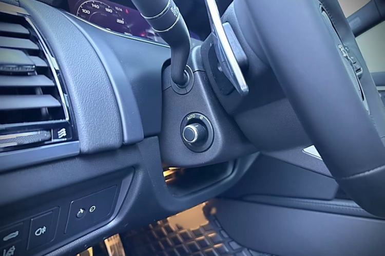 Used Jaguar F-TYPE 2021 P300 Rear-Drive Hardtop Version Interior 10