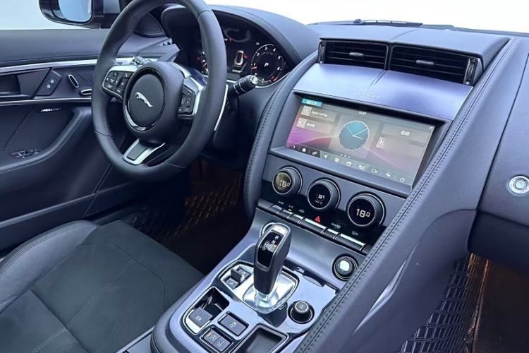 Used Jaguar F-TYPE 2021 P300 Rear-Drive Hardtop Version Interior 3