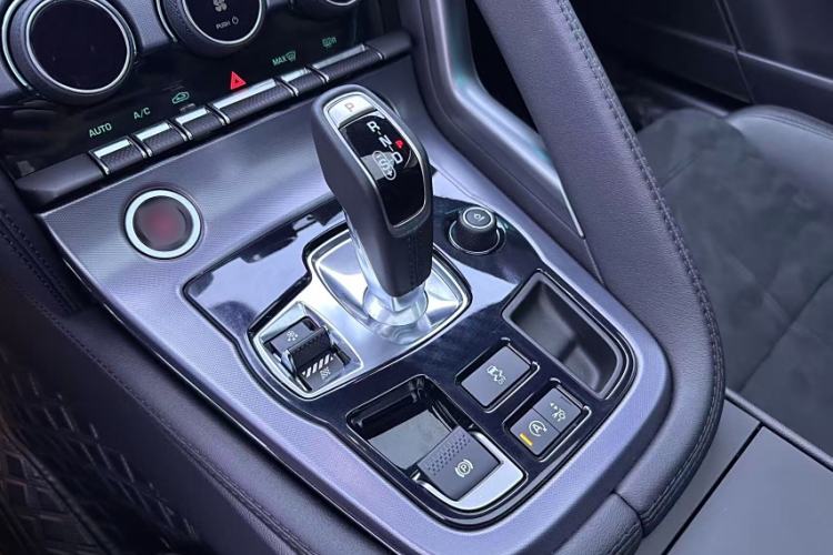 Used Jaguar F-TYPE 2021 P300 Rear-Drive Hardtop Version Interior 4