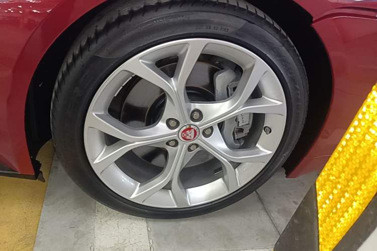 Used Jaguar F-TYPE 2021 P300 Rear-Drive Convertible Edition Left Front Wheel Hub