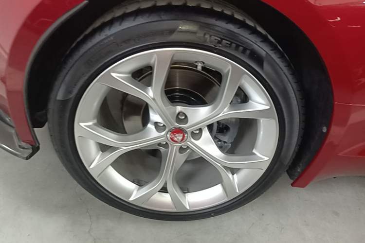 Used Jaguar F-TYPE 2021 P300 Rear-Drive Convertible Edition Right Rear Wheel Hub