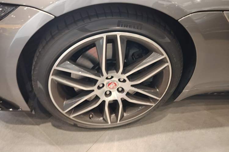 Used Jaguar F-TYPE 2021 P380 All-Wheel-Drive R-Dynamic Hardtop Version Left Front Wheel Hub