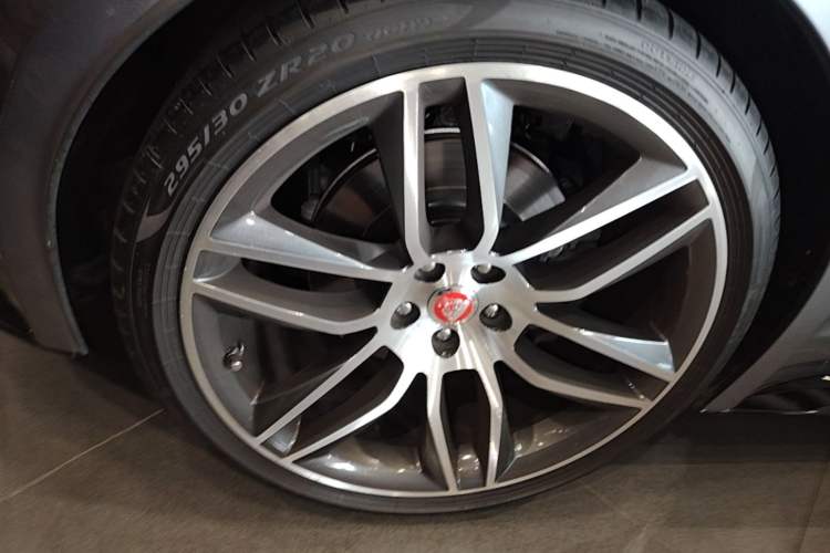 Used Jaguar F-TYPE 2021 P380 All-Wheel-Drive R-Dynamic Hardtop Version Right Rear Wheel Hub