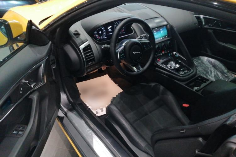 Used Jaguar F-TYPE 2021 P380 All-Wheel-Drive R-Dynamic Hardtop Version Interior 3