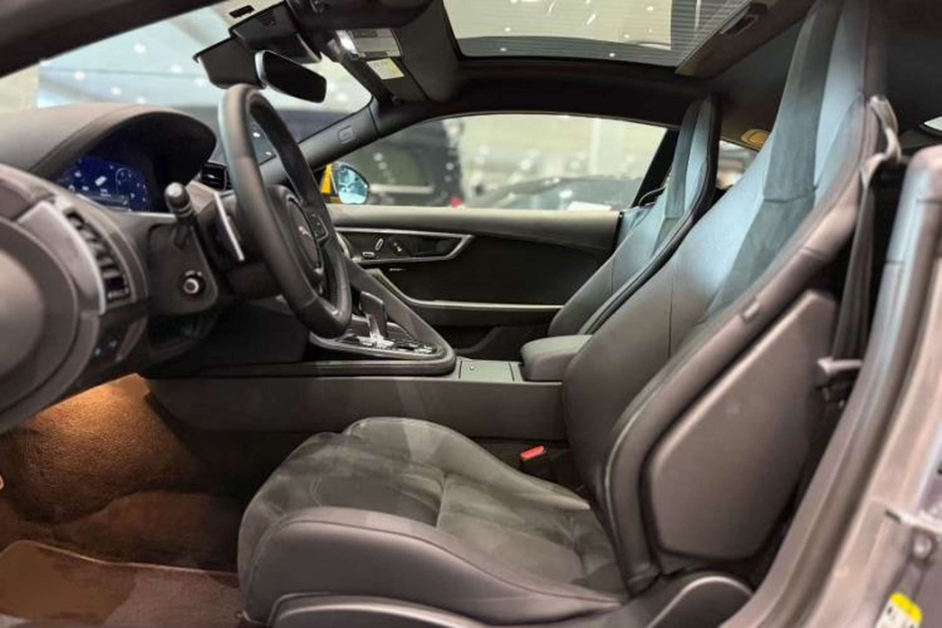 Used Jaguar F-TYPE 2021 P380 All-Wheel-Drive R-Dynamic Hardtop Version Interior 4