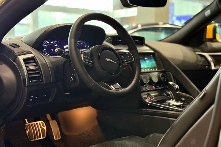 Used Jaguar F-TYPE 2021 P380 All-Wheel-Drive R-Dynamic Hardtop Version Interior 5
