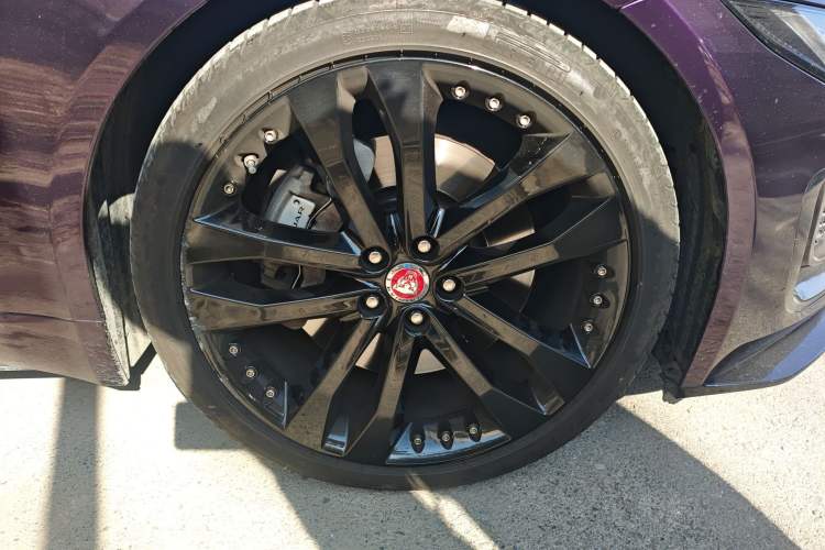 Used Jaguar F-TYPE 2022 P300 Hardtop Version R-DYNAMIC BLACK Right Front Wheel Hub
