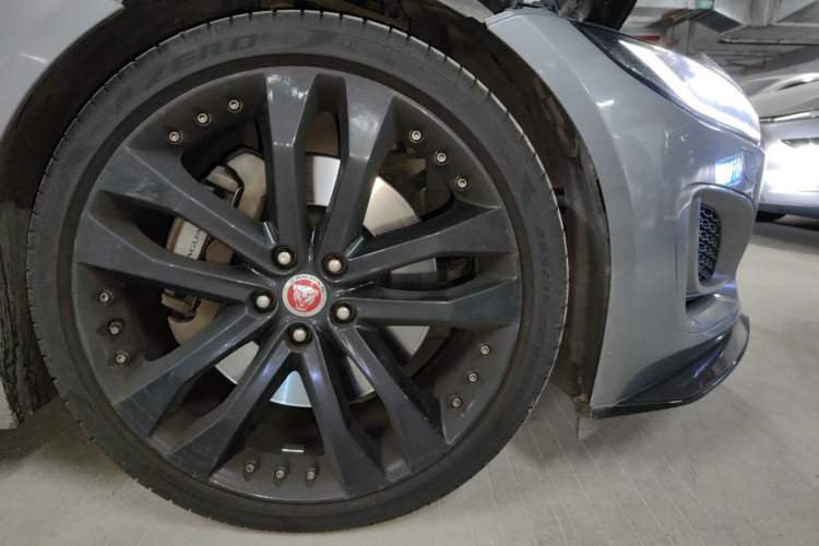 Used Jaguar F-TYPE 2022 P300 Hardtop Version R-DYNAMIC BLACK Right Front Wheel Hub
