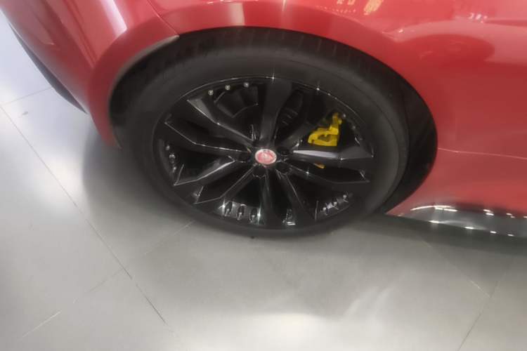 Used Jaguar F-TYPE 2023 P300 Hardtop Version R-DYNAMIC BLACK Right Rear Wheel Hub