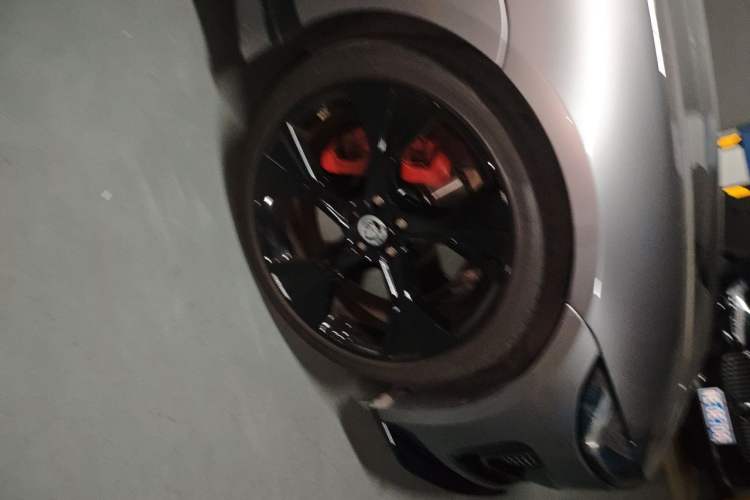 Used Jaguar F-TYPE 2024 P300 75th Anniversary Limited-Edition Hardtop Version Right Front Wheel Hub