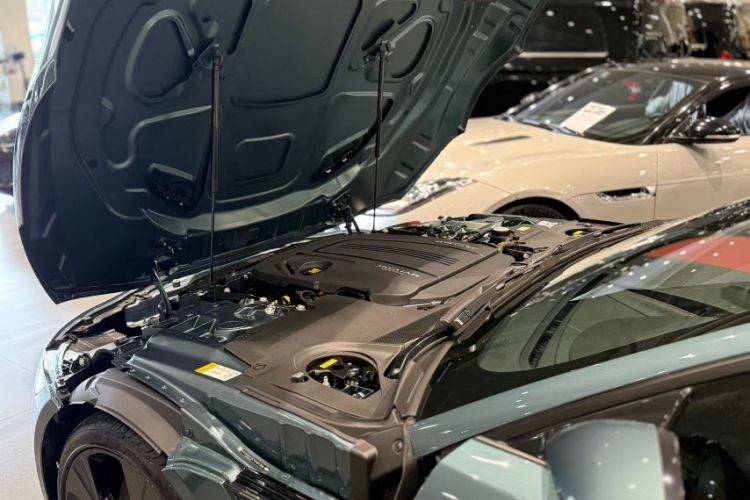Used Jaguar F-TYPE 2024 P300 75th Anniversary Collector's Convertible Edition Interior 8