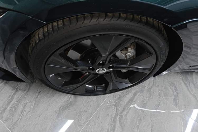 Used Jaguar F-TYPE 2024 P300 75th Anniversary Collector's Convertible Edition Left Front Wheel Hub