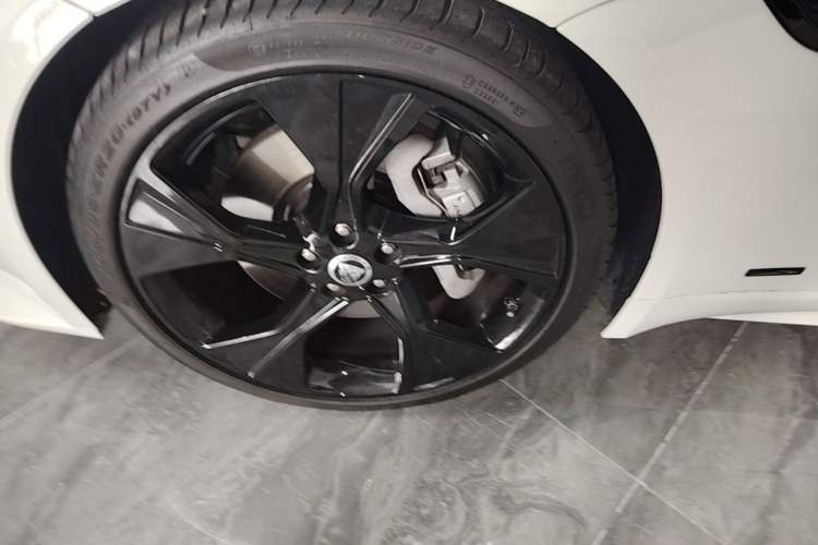 Used Jaguar F-TYPE 2024 P300 75th Anniversary Collector's Convertible Edition Left Front Wheel Hub