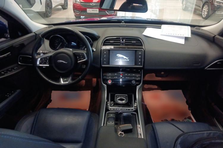 Used Jaguar XE 2018 2.0T 250 PS Two-Wheel-Drive R-Sport Sport Edition Center Console
