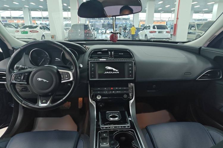 Used Jaguar XE 2017 2.0T 200 PS R-Sport Interior 2