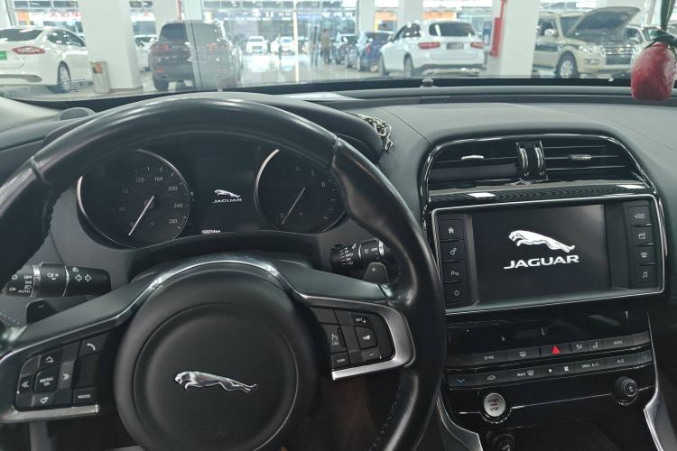 Used Jaguar XE 2017 2.0T 200 PS R-Sport Interior 3