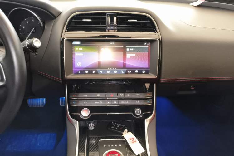 Used Jaguar XE 2019 2.0T 300 PS All-Wheel-Drive Landmark Edition Audio And AC Panel