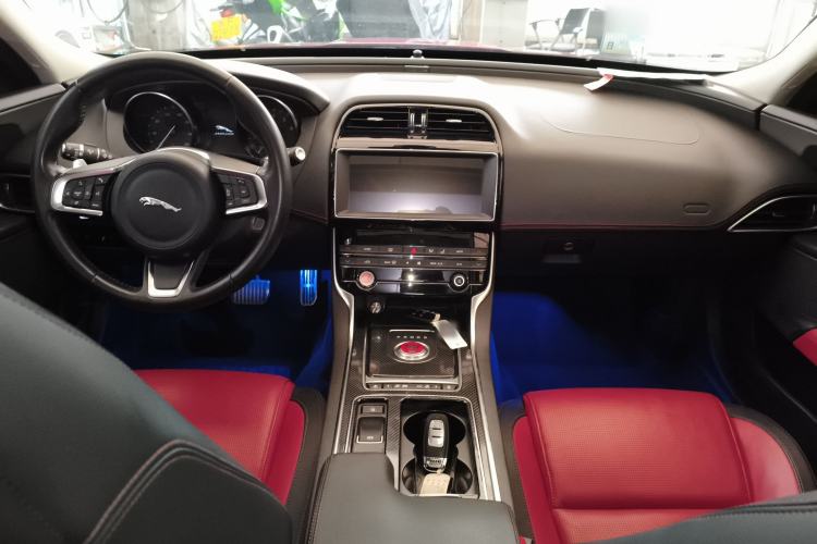 Used Jaguar XE 2019 2.0T 300 PS All-Wheel-Drive Landmark Edition Center Console