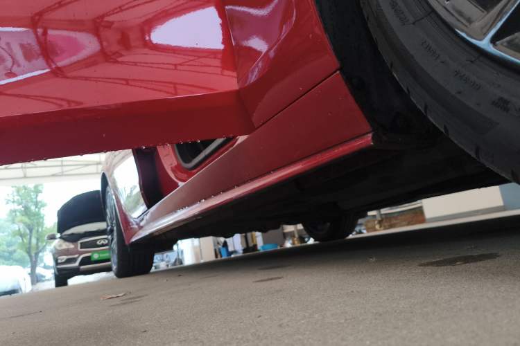 Used Jaguar XE 2019 2.0T 300 PS All-Wheel-Drive Landmark Edition Right Side Sill
