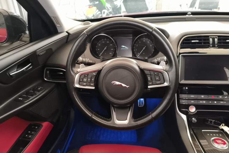 Used Jaguar XE 2019 2.0T 300 PS All-Wheel-Drive Landmark Edition Steering Wheel