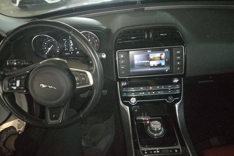 Used Jaguar XE 2017 2.0T 200 PS R-Sport Center Console