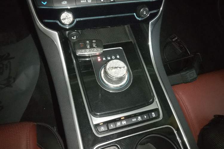 Used Jaguar XE 2017 2.0T 200 PS R-Sport Gear Lever