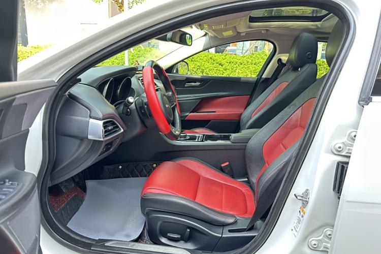 Used Jaguar XE 2017 2.0T 200 PS R-Sport Interior 11