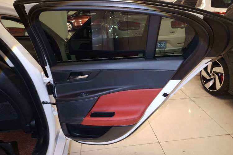 Used Jaguar XE 2017 2.0T 200 PS R-Sport Interior 3