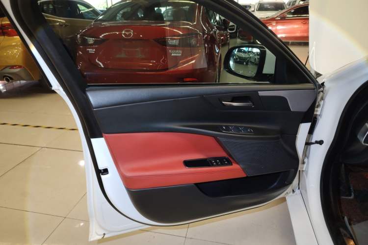 Used Jaguar XE 2017 2.0T 200 PS R-Sport Interior 4