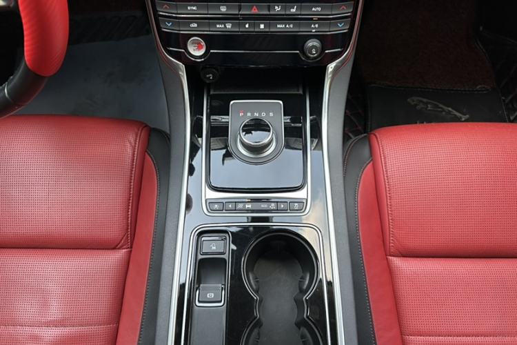 Used Jaguar XE 2017 2.0T 200 PS R-Sport Interior 7