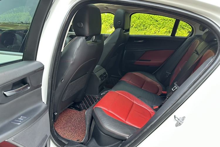 Used Jaguar XE 2017 2.0T 200 PS R-Sport Interior 8
