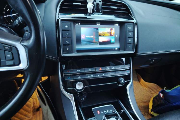 Used Jaguar XE 2015 2.0T 200 PS R-Sport Audio And AC Panel