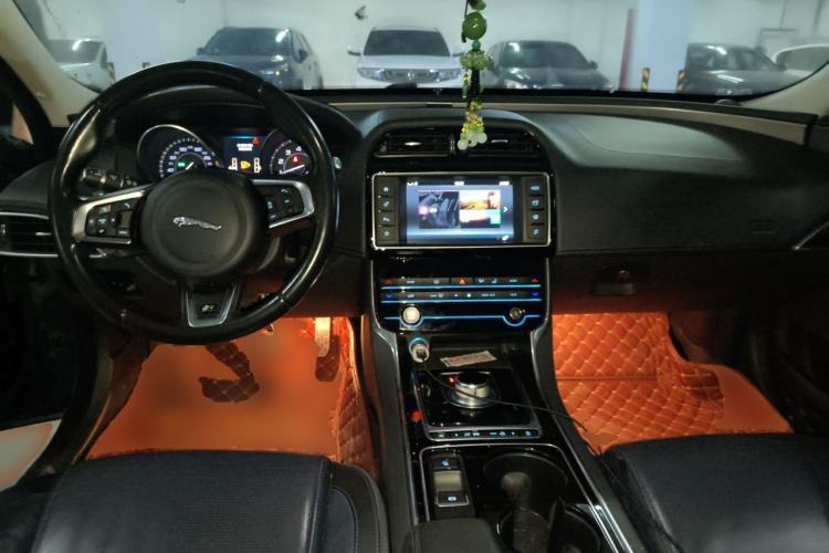 Used Jaguar XE 2015 2.0T 200 PS R-Sport Center Console