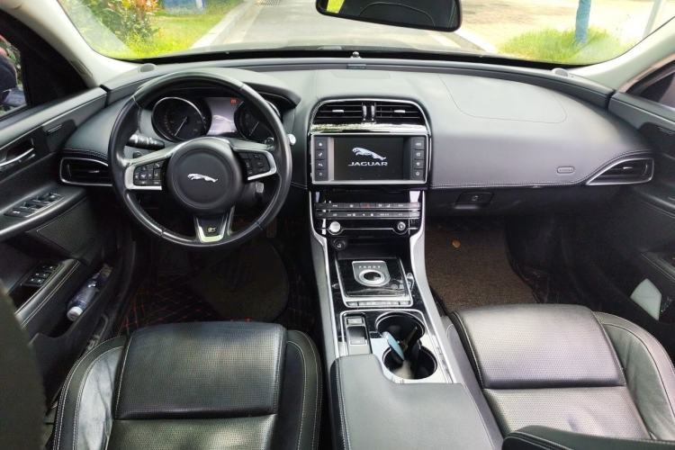 Used Jaguar XE 2015 2.0T 240 PS R-Sport Center Console