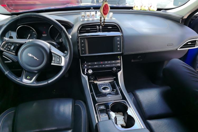 Used Jaguar XE 2015 2.0T 200 PS R-Sport Center Console